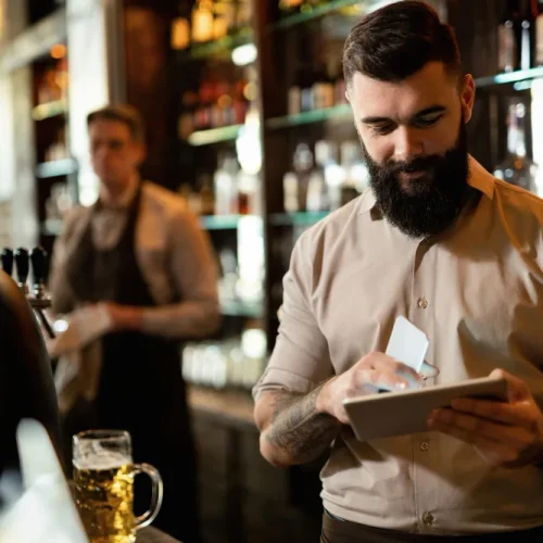 Joven Barista Feliz Trabajando Bar Navegando Red Panel Tactil | CEMAFE 360
